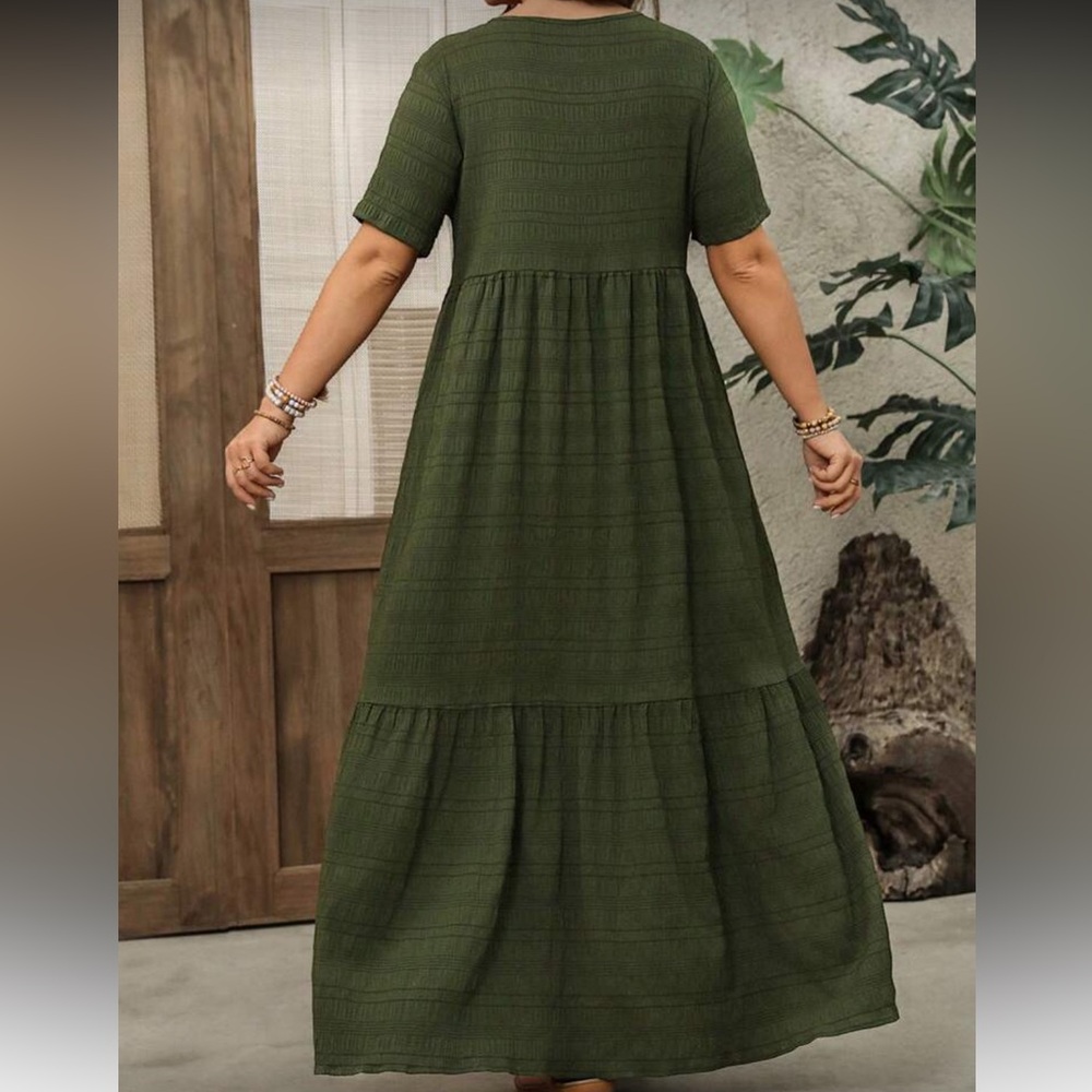 Plus size textured V neck maxi dress - Picture 2 of 6